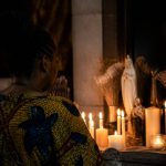 Prière pour couper le feu : une tradition spirituelle à Paris