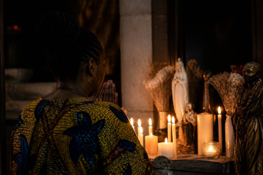 Prière pour couper le feu : une tradition spirituelle à Paris